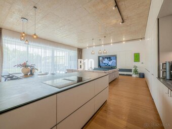 Luxusná vila s dvojgarážou a slnečným pozemkom v mestskej ča - 2