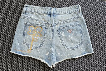 Predám lacno nové dámske rifľové šortky zn. Guess - 2