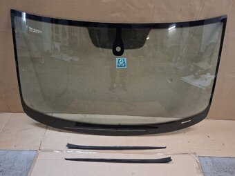 čelné sklo Passat B8, lišty, senzor - 2