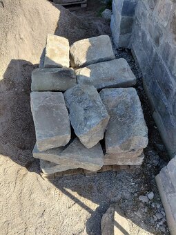 Kamenné obrubniky, kocky, mačacie hlavy - 2