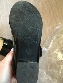 Lakované sandalky dievcenske veľkosť 35, ale menšie - 2