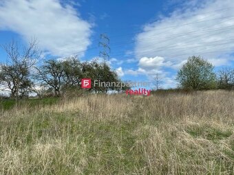 Pozemok Petrovany- Močarmany: 5,5m x 177m (F189-14-ANM) - 2