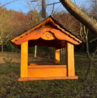 Drevené závesné kŕmitko pre vtáčiky - 2