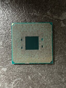 Predám procesor AMD Ryzen 3 3200G + chladič - 2