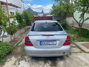 Mercedes E320 - 2