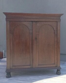 Skriňa starožitná dubová. - 2