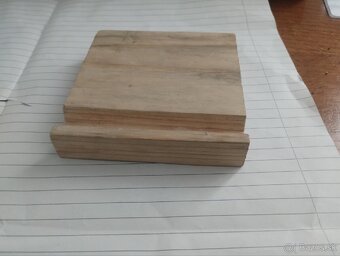 Drevený stojan na telefón - 2