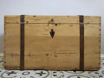 Starý, velký, dřevěný kufr, truhla po renovaci - 2