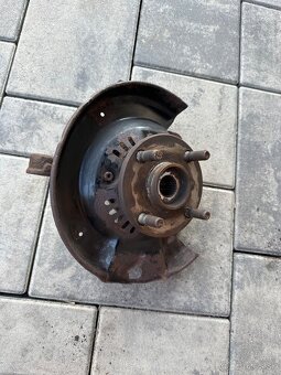 Predám otoč tehlica náboj ložisko Yaris 99-05 bez ABS - 2