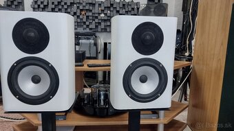 Biele reproduktory + stojany a reprokábel - 2