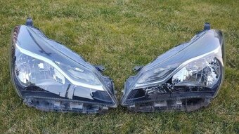Toyota Yaris 3 III 2017 - 2020 - Predne svetlo lampa - 2