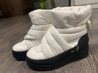 UGG montara snehule v bielej farbe - 2