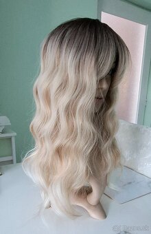 Vlnitá blond parochňa s ofinou - 2