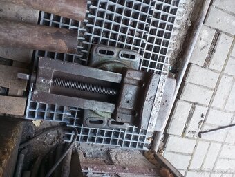 Zverák otočný 230 mm - 2