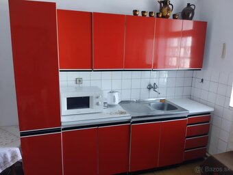 Kuchynská linka, rohová lavica so stolom a stoličkami - 2