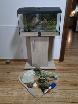 predám akvárium so skrinkou a príslušenstvom - 2
