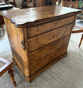 starožitná komoda - 2