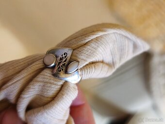 Strieborný prsteň s kamienkami - 2