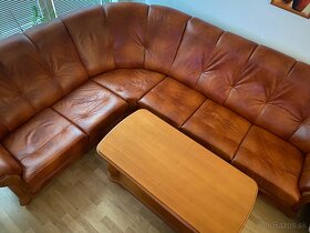 Rohová kožená sedačka s dreveným stolíkom - 2