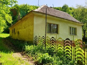  Na predaj vidiecka usadlosť - 2x rodinný dom s pozemkom o r - 2