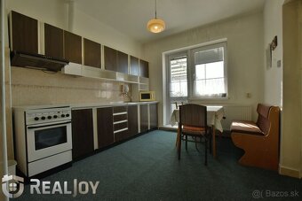 Ponúkame na predaj rodinný dom s garážou a veľkým pozemkom v - 2
