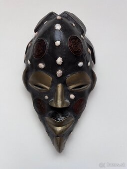 Africka maska zdobená mincami - 2