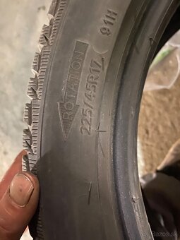 Predám zimné pneu 225/45r17 - 2