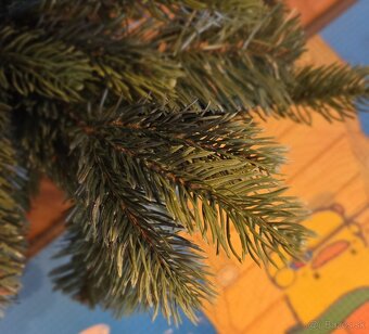 Predam vianocny stromček výška220cm šírka110cm čiastocne 3D - 2