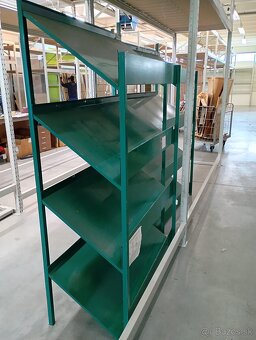 Kovový regál- šikmé police - 2