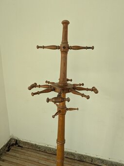 Stojanový vešiak - 2