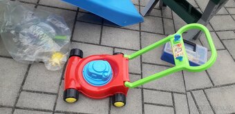 zachovale plastove hracky + stolicku - 2