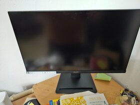 Mini PC s monitorom a s klávesnicou a myšou. - 2