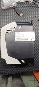 Predám 2 ks- frekvenčné meniče VersiDrive i (VD i 037/E) - 2