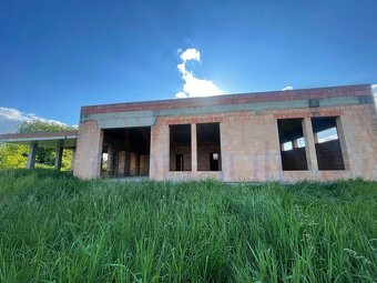 2341 NA PREDAJ ROZOSTAVANÝ DOM NA VEĽKORYSOM POZEMKU - 2