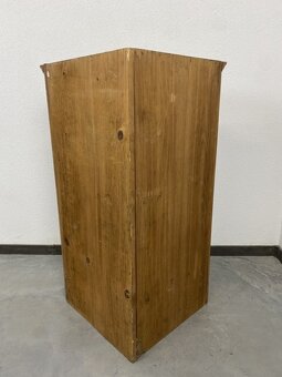 Rohová skrinka do chalupy - 2