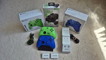 Xbox series s/x ovládače plus nabíjacie stanice - 2