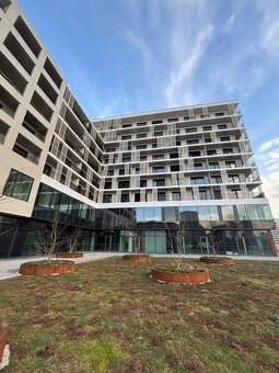 Garážové státie sa nachádza hneď pri vstupe do budovy ,,A' - 2