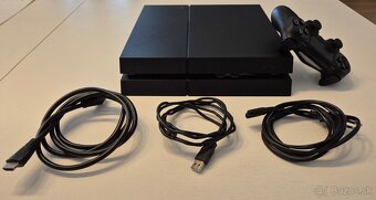 Herna konzola PlayStation 4 s original ovladacom a kablami. - 2