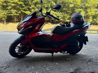 Predám skúter SYM JET X 125i - nový 8/25 ,záruka +3x prilba - 2