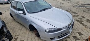 Lacno rozpredám Alfa Romeo 147 na náhradné diely - 2