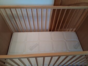 Detská drevená postielka s matracom - 2