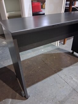 Predám čierny stolík na kolieskach - 2