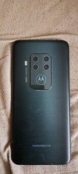 Motorola one zoom - 2
