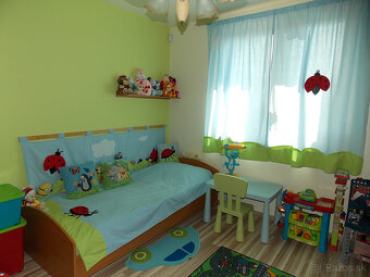 Predáme set - závesy, vreckár na stenu a prehoz na postel - 2