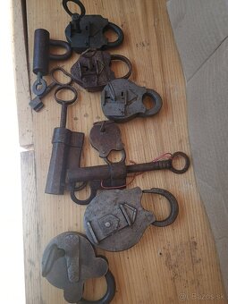 Starožitné zámky, sveteničky, a rechtačka - 2