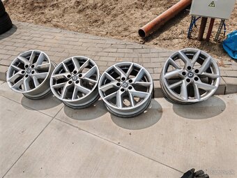 Disky 7Jx17 5x114.3mm Et40 originál Renault. - 2