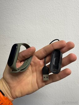 Predám smart hodinky Xiaomi Mi Band 4 + nabíjačka - 2