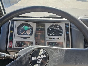 Predam  valnik Man z hydraulickou rukou - 2