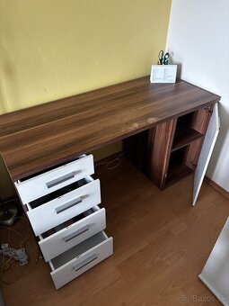 Darujem za odvoz písací stôl - 2