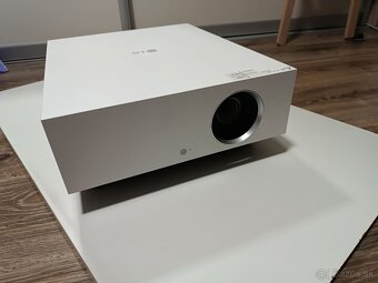 Predám LG CineBeam HU810PW 4K laserový projektor-1745 hod - 2